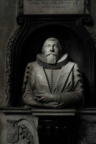 ヒューゴバーカー記念碑、1632年（大理石） 作： Nicholas Stone