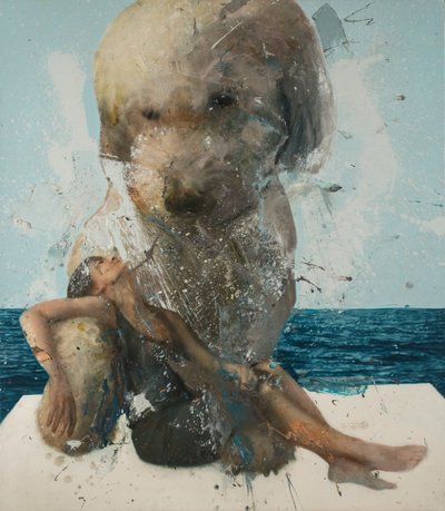 犬と海を持つ女性、2019年（キャンバスに油彩） 作： Nicola Pucci