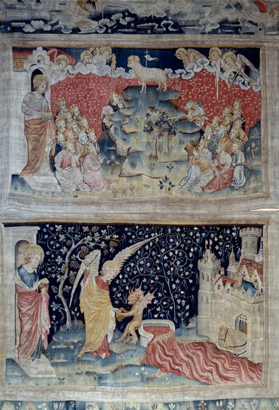 ヨハネの黙示録」（1373-1383）の掛け軸、n.47：シオン山の子羊。その下のn.55では、天使が地のぶどうの木を拾い上げ、そのぶどうの木が神の怒りの大桶に注ぎ込まれ、大桶が溢れて血が逆流しています。ニコラ・バタイユ（1330-1405）のタペストリー 作： Nicolas Bataille