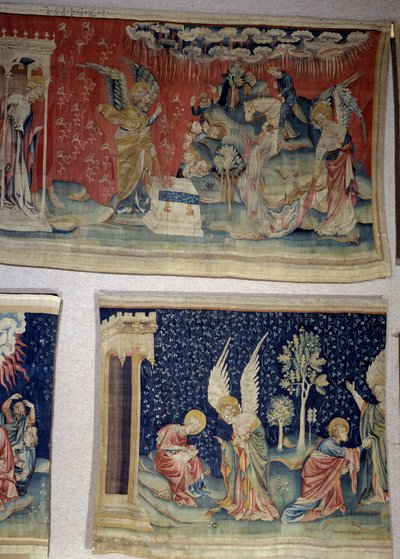 ヨハネの黙示録』（1373-1383年）の掛け軸、n.61：第5の天使はベテの盆地に瓶を注ぎ、第6の天使はユーフラテス川に空を注いだ。その下のn.70では、奉仕の仲間が聖ヨハネに口述し、自分ではなく神を崇拝するように助言しています。ニのタペストリー 作： Nicolas Bataille