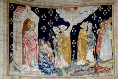 黙示録の垂れ幕（1373 -1383）、n.28: 奇跡。フィデレスの神のしもべたちと預言者たちが血に変わった川を見ている。ニコラ・バタイユ（1330-1405）のタペストリー 作： Nicolas Bataille