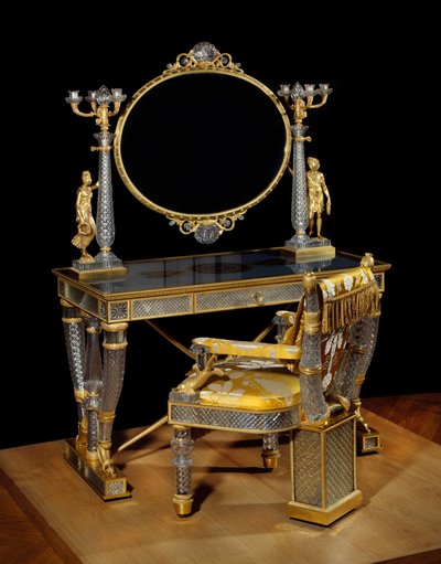 ベリー公爵夫人（Marie Caroline Ferdinande Louise de Bourbon, Princess of the Two Sicilies (Deux Sicilies) (1798-1870)）のテーブルとトイレ用椅子。クリスタル、ゴールデンブロンズ、エグロミーズガラス。ニコラ・アンリ・ジャコブ（1782-1871）が実現した家具 作： Nicolas Henri Jacob