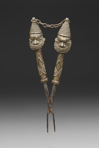 Oshugbo Societyの儀式用の形象トング（鋳造銅合金と鉄） 作： Nigerian Nigerian