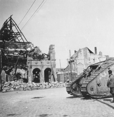 廃墟の建物の前にあるイギリスの戦車、ペロンヌ、フランス、第一次世界大戦、c1916-c1918 作： Nightingale and Co