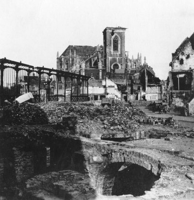 聖ヴァースト教会、フランス、アルマンティエール、第一次世界大戦、c1914-c1918の損傷した外観 作： Nightingale and Co