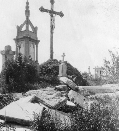 破損した墓、古い共同墓地、イープル、ベルギー、第一次世界大戦、c1914-c1918 作： Nightingale and Co