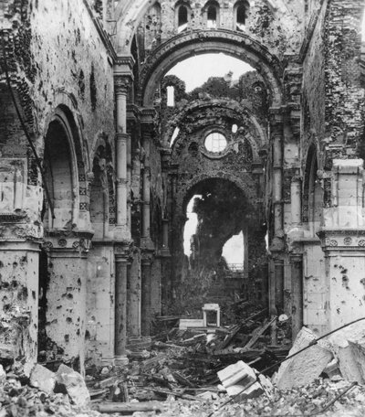 破損したアルバート大聖堂のインテリア、フランス、第一次世界大戦、c1914-c1918 作： Nightingale and Co