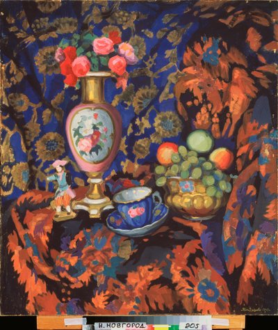 磁器と花のある静物 - ニコライ・セミョノビッチ・ザイツェフ（1885-1938）の作品、段ボールにテンペラ 作： Nikolai Semyonovich Zaytsev