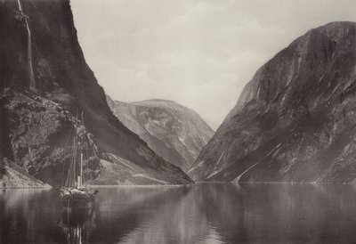 Vikingvang Hotel からの Naeroyfjord (白黒写真) 作： Norwegian Photographer