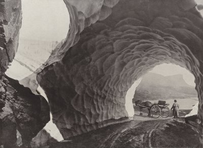 雪のトンネル、Hauklid Pass 作： Norwegian Photographer