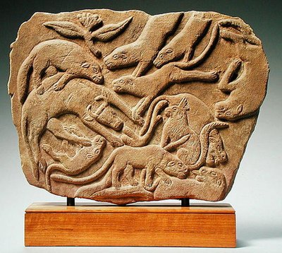 犬が牛を伐採する様子を描いたレリーフ 4～5世紀（砂岩） 作： Nubian Nubian