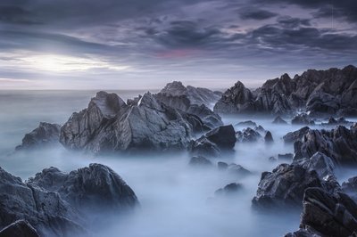 霧に包まれた海の岩場 作： Nuno Araujo