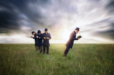 シュールな読書をする男たち 作： Nuno Araujo