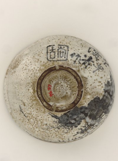 19世紀後半の山の隠れ家のデザインのケンザンスタイルの茶碗（不透明な釉薬の下に鉄の顔料を使用した石器） 作： Ogata (style of) Kenzan