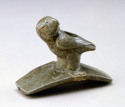 ファルコンエフィジーパイプ、紀元前200年〜西暦100年（パイプストーンとリバーパール） 作： Ohio Hopewell culture