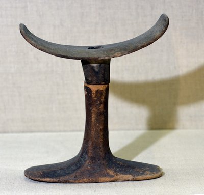 ヘッドレスト、紀元前2500〜2100年 作： Old Kingdom Egyptian