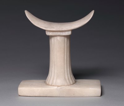 イルートのヘッドレスト、第5または第6王朝、紀元前2454-2140年 作： Old Kingdom Egyptian