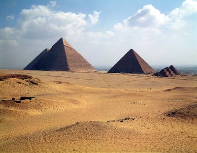 クフ、チェフレン、ミケリヌスのピラミッドの眺め 作： Old Kingdom Egyptian