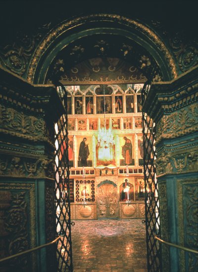 モスクワ クレムリンの受胎告知大聖堂のイコノスタシスのあるインテリア、14 ～ 15 世紀。 作： Old Russian Architecture