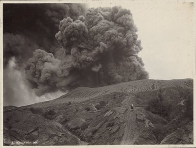 オランダ領東インドの煙る火山の近くで馬を持つ男 作： Onnes Kurkdjian
