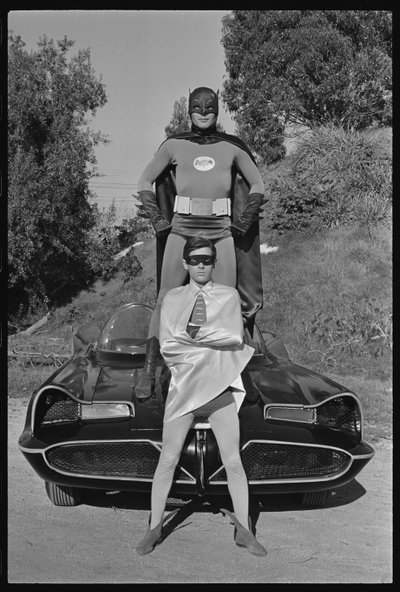 テレビシリーズ「バットマン」の撮影現場でのバットマンとロビン、バットモービル 作： オーランド・スエロ