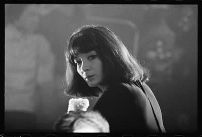 スモーキーなナイトクラブでのJuliette Greco 作： オーランド・スエロ