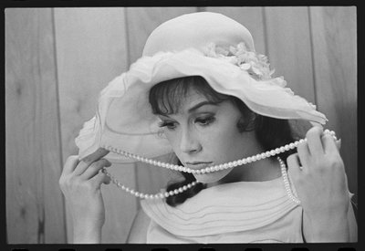 メアリー・タイラー・ムーア、「Thoroughly Modern Millie」の撮影現場にて 作： オーランド・スエロ