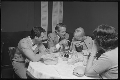 ポール・ニューマン、モート・サール、ジョアン・ウッドワードの3人が夕食時に冗談を言い合う様子 作： オーランド・スエロ