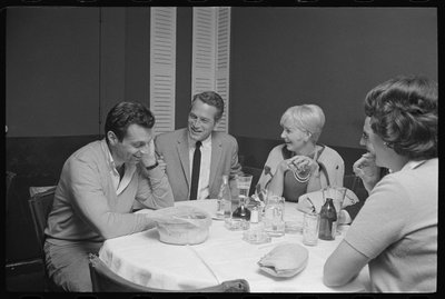 ポール・ニューマン、モート・サール、ジョアン・ウッドワードの3人が夕食時に冗談を言い合う様子 作： オーランド・スエロ