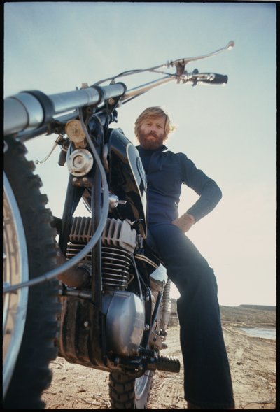 ジェレマイア・ジョンソン」の撮影現場でのロバート・レッドフォード（1972年）（写真 作： オーランド・スエロ