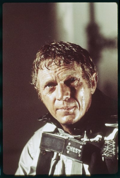 タワーリング・インフェルノ」の撮影現場でのスティーブ・マックイーン 作： オーランド・スエロ