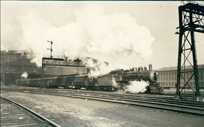 ユニオンステーションを出発する鉄道列車（セントルイス 作： Oscar C. Kuehn