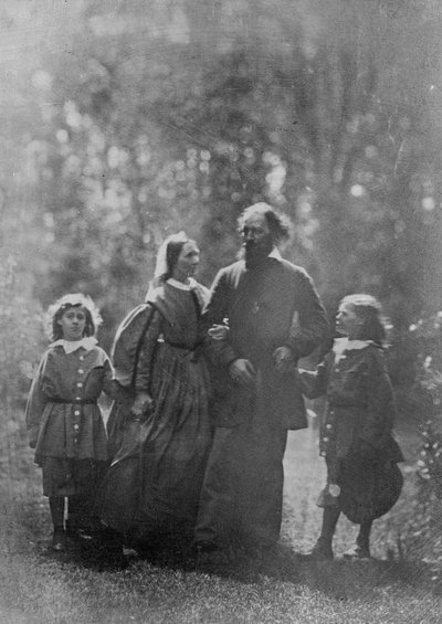 アルフレッド、テニーソン卿、妻のエミリーと2人の息子、ハラムとライオネル、1862年頃（アルブメンプリント） 作： Oscar Gustav Rejlander