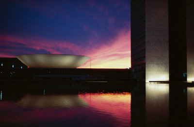 夕暮れの三権広場と国家会議（コングレス・ナシオナル 作： Oscar Niemeyer