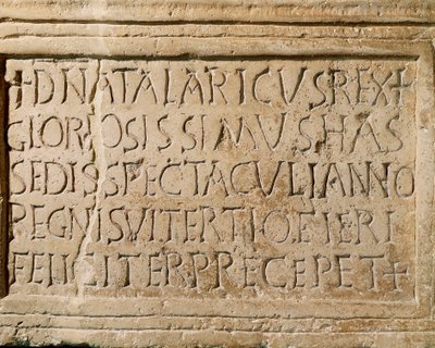 野蛮人の文明：オストロゴス王アタラリックの時代（AD516-534）の碑文で、ティチヌム（現在のパヴィア）に劇場があったことが証言されている。6世紀イタリア、パヴィア、市民博物館、アルケロギア部門 作： Ostrogothic Ostrogothic