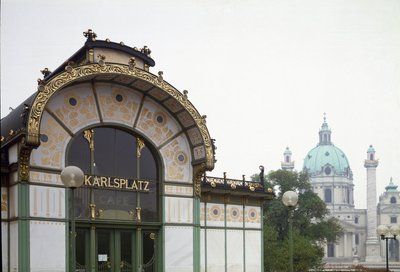 アールヌーボー：建築家オットー・ワーグナー（1841-1918）が手がけた地下鉄カールスプラッツ駅のパビリオン（現在はカフェ）の様子（ウィーン分離派）1894-1899年 オーストリア・ウィーン 作： Otto Wagner