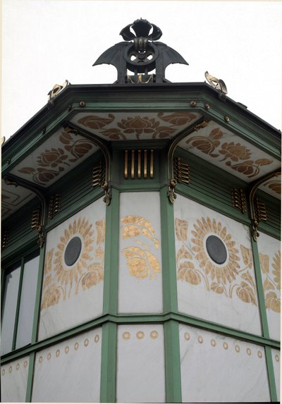 アールヌーボー：建築家オットー・ワーグナー（1841-1918）が手がけた地下鉄カールスプラッツ駅のパビリオン（現在はカフェ）の様子（ウィーン分離派）1894-1899年 オーストリア・ウィーン 作： Otto Wagner