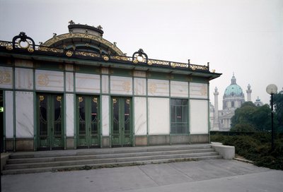 アールヌーボー：建築家オットー・ワーグナー（1841-1918）が手がけた地下鉄カールスプラッツ駅のパビリオン（現在はカフェ）の様子（ウィーン分離派）1894-1899年 オーストリア・ウィーン 作： Otto Wagner