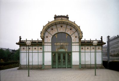 アールヌーボー：建築家オットー・ワーグナー（1841-1918）が手がけた地下鉄カールスプラッツ駅のパビリオン（現在はカフェ）の様子（ウィーン分離派）1894-1899年 オーストリア・ウィーン 作： Otto Wagner