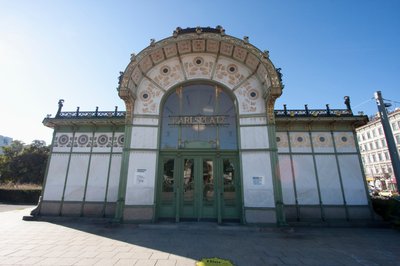 オーストリア、ウィーン（ウィーン）、オットーワーグナーが設計したカールスプラッツシュタットバーン駅 作： Otto Wagner