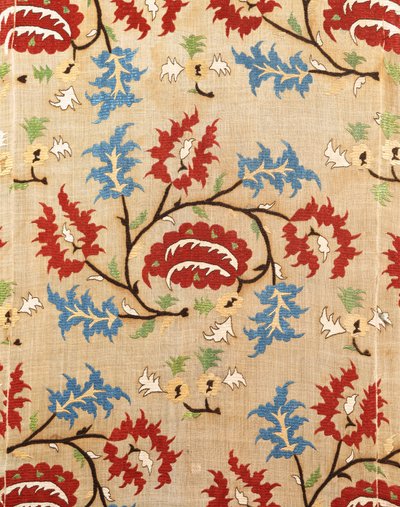 赤と青のフラワースプレーの蛇行が刺繍されたリネンカバーの詳細 作： Ottoman School