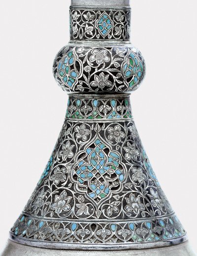 オスマントルコ石をはめ込んだ銀マウント亜鉛瓶のディテール（トルコ石、亜鉛、銀 作： Ottoman School
