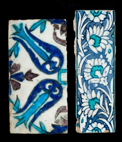 2つの17世紀のオスマンシリアセラミックタイルフラグメント（セラミック） 作： Ottoman School