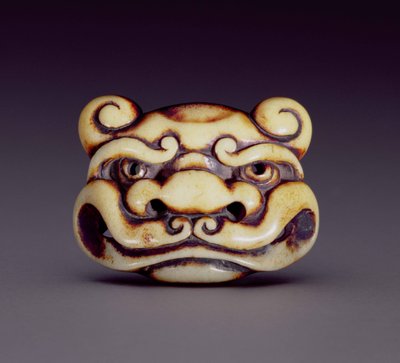 鬼鬼の顔を描いた根付c.1870（鹿の角） 作： Ozaki Kokusai