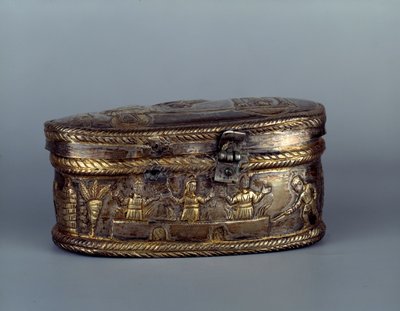 パレオクレティア美術：「カプセラ・デ・ブリビオ」と呼ばれる銀製の聖遺物箱：炉の中の3人のヘブライ人。3人のヘブライ人は、ネブカドネザル王が建立した像にひれ伏すことを拒み、炉に投げ込まれたが、無傷で出てきたという。紀元5世紀のこと。 作： Paleo Christian