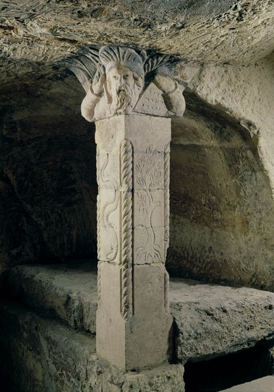 地下室の柱、モーゼスの頭が首都AD 415を形成 作： Paleo Christian