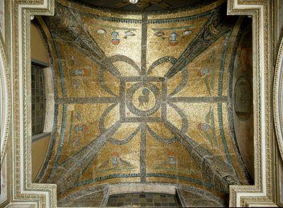 5世紀のモザイク画、中央には子羊が描かれている。440年頃に建設されたパレオクレチア時代のサンジョバンニ・イン・ラテラノの洗礼堂（battistero lateranense o san Giovanni in Fonte）内の福音書記者聖ヨハネ礼拝堂の丸天井。ローマ 作： Paleo Christian