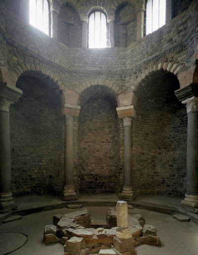 パレオクレティア美術：バプティステールの内部の眺め、5世紀。フレジュス(ヴァール) 作： Paleo Christian
