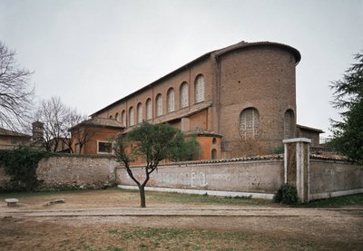 422年に設立された聖サビーナ教会の眺め 作： Paleo Christian