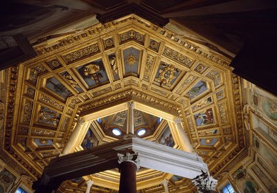 440年頃に建てられたパレオクレチア時代のサンジョバンニ・イン・ラテラノ（聖ヨハネ・ラテラノ）の洗礼堂（battistero lateranense o san Giovanni in Fonte）内の丸天井の様子。ローマ 作： Paleo Christian